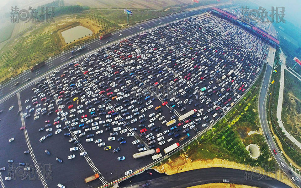 進(jìn)京方向收費(fèi)站前堵滿車流。
