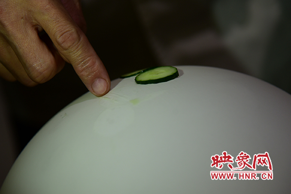 在面團(tuán)氣球上切菜。