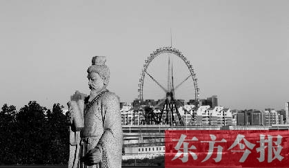 16日，從中原福塔基座平臺看向世紀(jì)歡樂園的景象