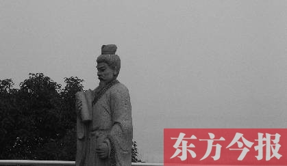 23日，從中原福塔基座平臺看向世紀(jì)歡樂園的景象