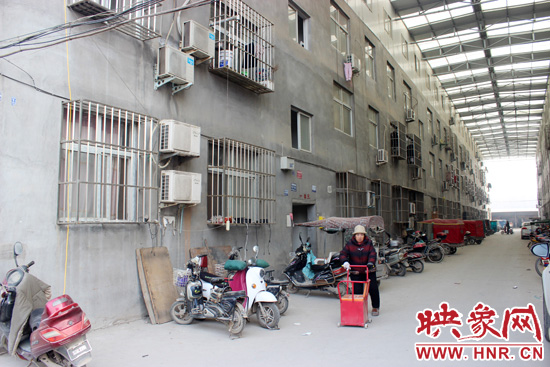 三棟居民樓沒有任何手續(xù)，沒有房產(chǎn)證，售價超級低。
