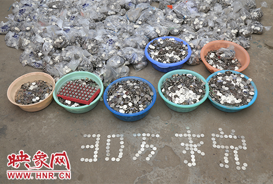 據(jù)負(fù)責(zé)清點“巨資”的張大爺介紹，這筆“巨資”積攢了兩個月左右，有30萬左右，重達3000多斤。