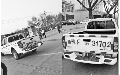 鶴壁市兩輛城管執(zhí)法車(chē)被拍到車(chē)身噴的號(hào)碼與牌照不符。