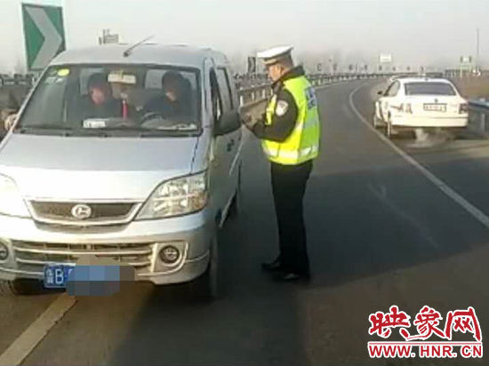 2月3日，一名男子因錯(cuò)過了路口不顧自身安全竟然在高速上逆行，被焦作高速交警逮個(gè)正著。