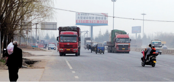 距離事故現(xiàn)場(chǎng)不遠(yuǎn)，仍有人騎電動(dòng)車帶著孩子橫穿馬路