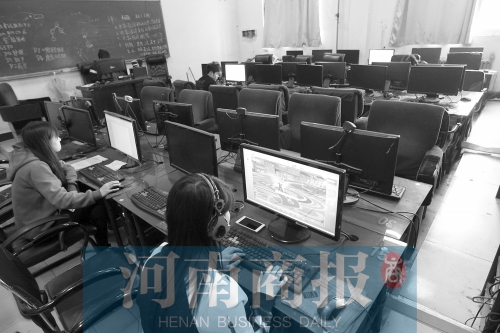 鄭州黃河護(hù)理職業(yè)學(xué)院的微機(jī)室內(nèi)，一女學(xué)生正在打游戲