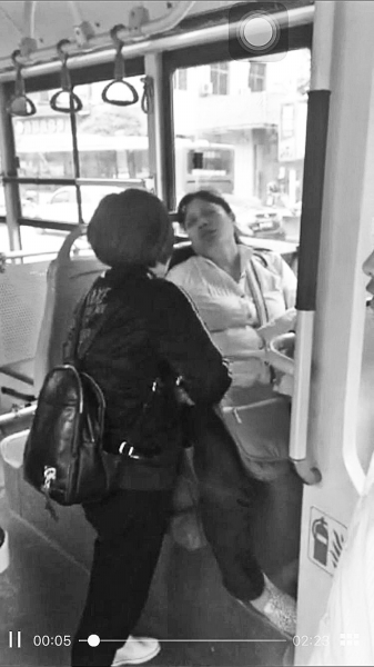 女子在公交車上對突發(fā)心臟病的乘客施救 女子在公交車上對突發(fā)心臟病的乘客施救