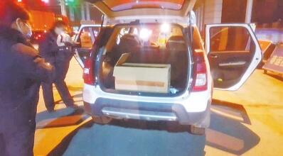 安陽高速交警截獲販嬰車 一男嬰被裝紙盒藏后備箱 安陽高速交警截獲販嬰車 一男嬰被裝紙盒藏后備箱