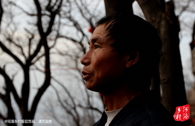 不過老崔對(duì)鄰居卻有著十分的不屑，平日里他們的生活，主要是自己種植的蔬菜和野菜，偶爾有山下香客的供奉。而鄰居卻經(jīng)常揀一些驢友丟棄的物品，飲料瓶，塑料紙，或者其它的物品。