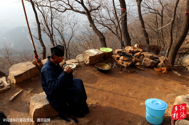 鄰居有時(shí)候會(huì)拿這些廢品下山，換取一些食物，對(duì)于老崔來說，既然出家就該安守清貧，撿破爛換好吃的，不是出家人該做的。他偷偷把鄰居的一大包廢品踢下了山，于是爭(zhēng)吵并且打起了架。