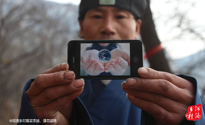 老崔雖然在山上修行，可是家里還有六個(gè)兄弟姐妹，家里人來找過他，他認(rèn)為打工太累了，還需要受氣，不如山中修行自在。通過山下的香客，他花了800塊錢買了一個(gè)蘋果手機(jī)，這是他在山上最奢侈的一次購(gòu)物。老崔有些心疼，他說那個(gè)香客不應(yīng)該收他錢才對(duì)。