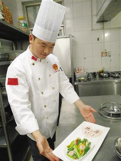 南陽一高校出倆“網紅” 保安出手寫書法大家驚呆