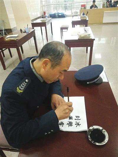 南陽一高校出倆“網紅” 保安出手寫書法大家驚呆