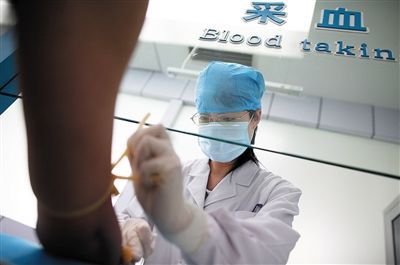 2010年5月，北京艾滋病毒攜帶者可以進行快速檢測。新京報資料圖片 韓萌 攝