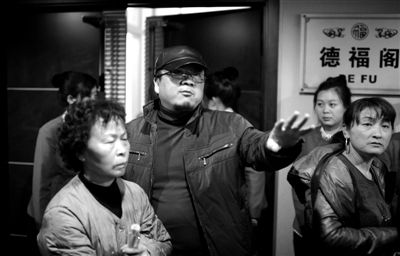 昨日，在河北香河天下第一城，相關(guān)負(fù)責(zé)人（左二）走出會(huì)議室與參加演出的老人們溝通。