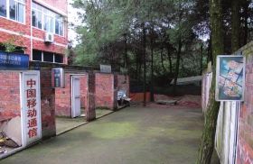 緊挨鐵山坪基地，有一條“迷你”街道，雖然簡陋，但尚未拆去的店鋪名稱顯出了曾經(jīng)的“繁華”。組圖/記者倪志剛
