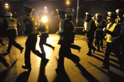 ▲涼山警方連夜出擊打拐。本報(bào)記者歐陽(yáng)曉菲攝