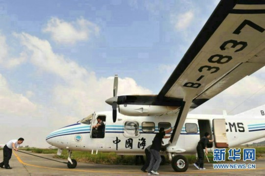 資料圖：中國海監(jiān)東海航空支隊(duì)舟山基地工作人員正在進(jìn)行運(yùn)-12飛機(jī)備航。