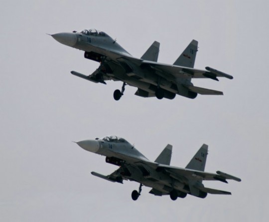 資料圖：解放軍蘇-30戰(zhàn)機(jī)編隊(duì)飛行。