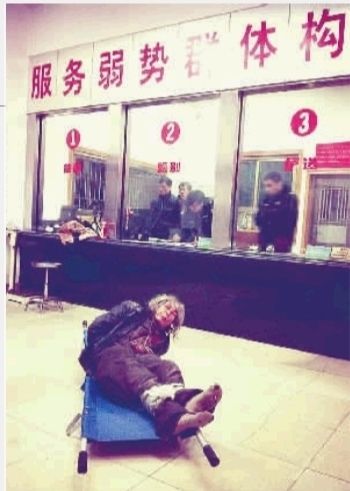 1月7日23點(diǎn)50分，長沙市救助管理站大廳，一名老年流浪者躺在擔(dān)架上，無助地看著記者。