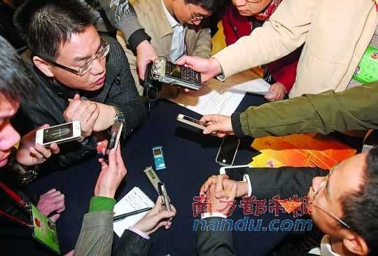 咨詢問政會上，記者的錄音設(shè)備遍布臺面。南都記者 馮宙鋒 攝