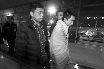 昨日，首都機場，跨國綁架勒索團伙首犯中國籍男子奚某被押解回國。新京報記者 尹亞飛 攝