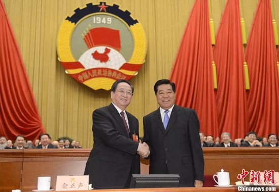 3月11日下午，全國(guó)政協(xié)十二屆一次會(huì)議在北京人民大會(huì)堂舉行第四次全體會(huì)議，俞正聲當(dāng)選政協(xié)第十二屆全國(guó)委員會(huì)主席。圖為政協(xié)第十一屆全國(guó)委員會(huì)主席賈慶林和俞正聲握手，表示祝賀。中新社發(fā) 廖攀 攝