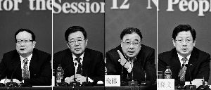 昨天，國(guó)務(wù)院深化醫(yī)藥衛(wèi)生體制改革領(lǐng)導(dǎo)小組辦公室負(fù)責(zé)人王保安、孫志剛、馬曉偉、胡曉義（從左至右）就“醫(yī)藥衛(wèi)生體制改革”有關(guān)問(wèn)題回答記者提問(wèn)。記者王鵬/攝