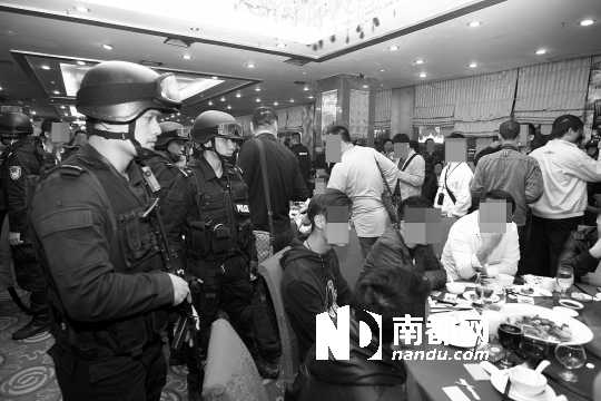 手持微沖、身穿防彈背心的警員進(jìn)入酒樓進(jìn)行調(diào)查。深圳警方供圖