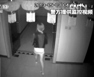 監(jiān)控視頻中，女子獨自走向墜樓處。 央視視頻截圖