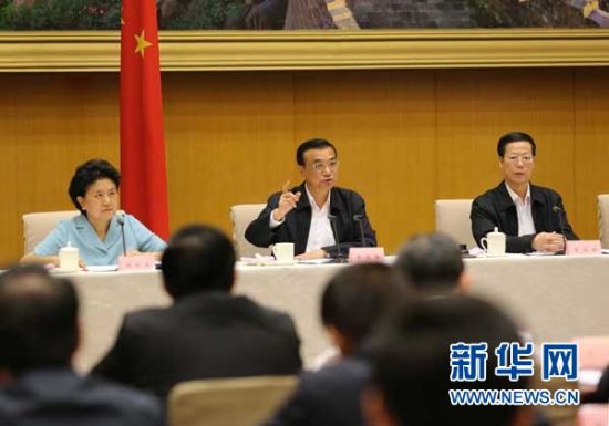 　5月13日，國(guó)務(wù)院召開(kāi)全國(guó)電視電話會(huì)議，動(dòng)員部署國(guó)務(wù)院機(jī)構(gòu)職能轉(zhuǎn)變工作。中共中央政治局常委、國(guó)務(wù)院總理李克強(qiáng)發(fā)表講話。 新華社記者劉衛(wèi)兵 攝