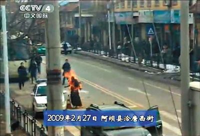 2009年2月27日，一名僧侶在阿壩縣洽唐西街自焚。本版圖片/央視截圖