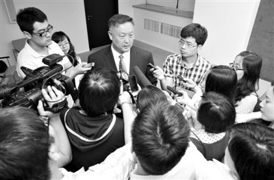 6月5日，商務(wù)部新聞辦公室召開(kāi)“中歐光伏產(chǎn)品貿(mào)易摩擦”專題發(fā)布會(huì)。發(fā)布會(huì)結(jié)束后，中國(guó)機(jī)電產(chǎn)品進(jìn)出口商會(huì)會(huì)長(zhǎng)張鈺晶接受記者采訪。新京報(bào)記者