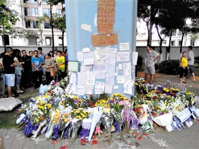 　昨日，廈門市民在BRT的橋墩下放上鮮花悼念逝者。新京報(bào)記者 郭鐵流 攝