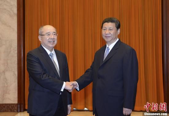 中共中央總書記習(xí)近平13日下午在北京人民大會堂會見了中國國民黨榮譽(yù)主席吳伯雄率領(lǐng)的國民黨大陸訪問團(tuán)一行。中新社發(fā) 廖攀 攝