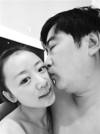 兩人合影。女當(dāng)事人供圖