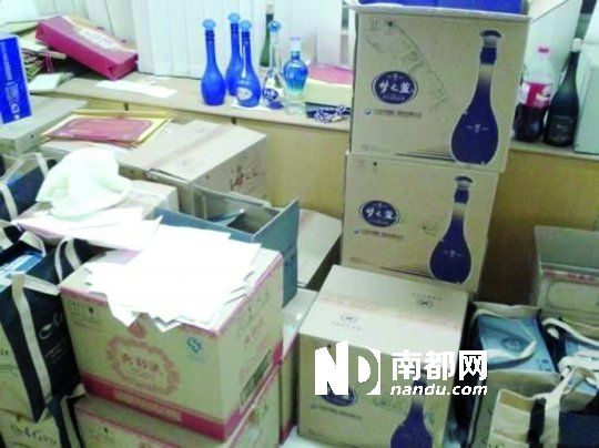 　　江蘇靖江市工商局餐廳倉庫里被爆堆滿了高檔酒。