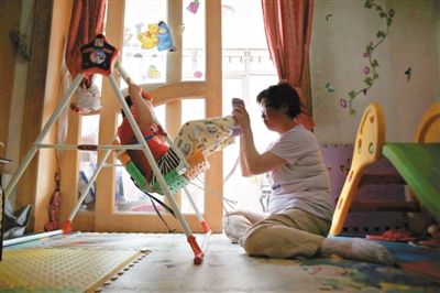 6月14日，未婚媽媽于軍的家里，她正在陪女兒悅悅玩耍。悅悅4歲了，因為沒有爸爸的信息而始終上不了戶口。