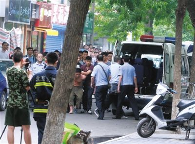 女童安全獲救后，嫌疑人被制服并由民警押出餐館。新華社發(fā)