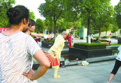 【漢網(wǎng)市民記者“關(guān)艾” 圖文報(bào)道】近日，我在漢陽一公園內(nèi)，看見幾個(gè)削發(fā)尼姑和群眾們在一起跳健身舞。