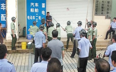 昨日，警方趕到現(xiàn)場(chǎng)制服嫌疑人何某。
