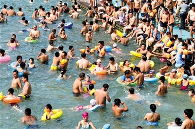 昨日，濟(jì)南市最高氣溫超過(guò)37℃，位于市區(qū)黑虎泉畔的泉水浴場(chǎng)免費(fèi)開(kāi)放。
