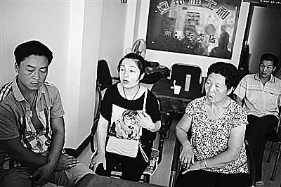 6日，祁某（左一）和家人在富平縣城的親戚家等兩個(gè)孩子的消息《新京報(bào)》供圖