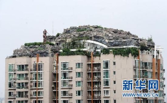 位于北京市海淀區(qū)白石橋路45號人濟山莊小區(qū)B棟樓頂?shù)募偕絼e墅（8月12日攝）。
