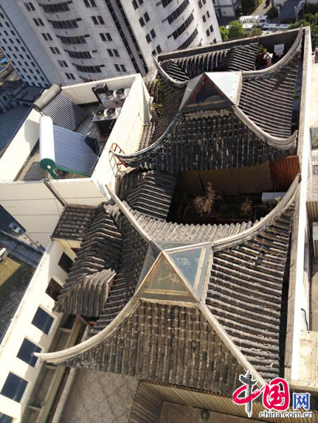 2013年8月14日，江蘇蘇州蘇州市三香大廈高樓18層樓頂東側(cè)陽(yáng)臺(tái)上的“蘇州園林”式別墅，兩座涼亭和兩道回廊，飛檐翹角，一派蘇州園林的氣勢(shì)。中國(guó)網(wǎng)圖片庫(kù)李俊鋒攝影