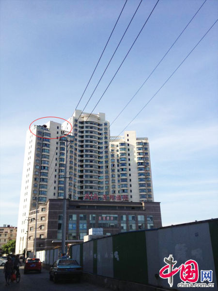 2013年8月14日，江蘇蘇州蘇州市三香大廈高樓18層樓頂東側(cè)陽(yáng)臺(tái)上的“蘇州園林”式別墅，兩座涼亭和兩道回廊，飛檐翹角，一派蘇州園林的氣勢(shì)。中國(guó)網(wǎng)圖片庫(kù)李俊鋒攝影