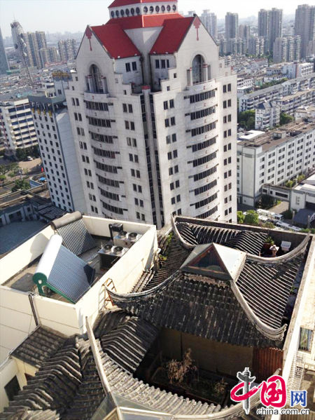 2013年8月14日，江蘇蘇州蘇州市三香大廈高樓18層樓頂東側(cè)陽(yáng)臺(tái)上的“蘇州園林”式別墅，兩座涼亭和兩道回廊，飛檐翹角，一派蘇州園林的氣勢(shì)。中國(guó)網(wǎng)圖片庫(kù)李俊鋒攝影