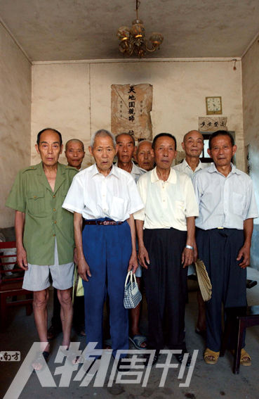 2003年5月，湖南攸縣農(nóng)村的8位志愿軍老兵。10年后回訪時(shí)，其中6人已悄然逝去