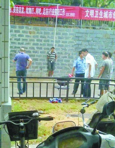 小偷被五花大綁捆在小區(qū)門前的墻壁上示眾。 網(wǎng)友羅先生 攝