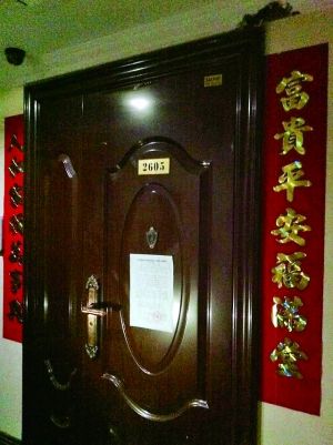 拆除公告昨天仍貼在2605號(hào)大門(mén)上。